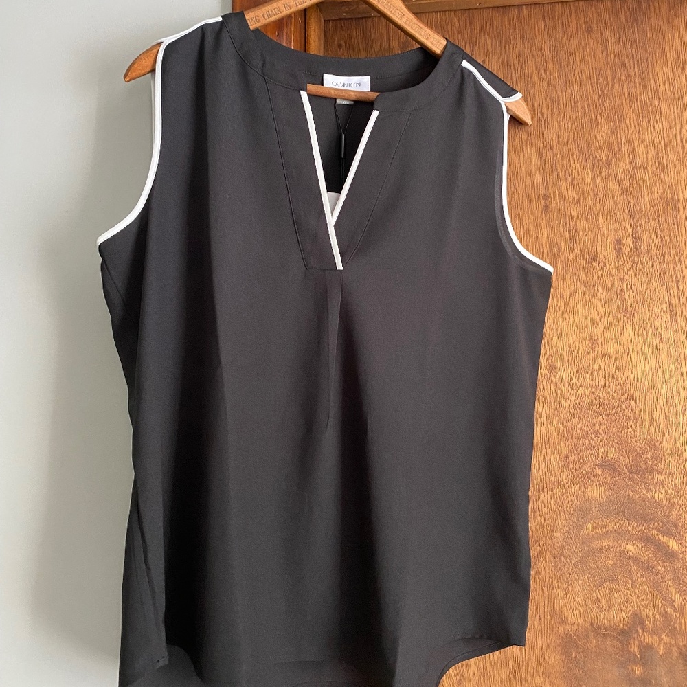 Chic Calvin Klein sleeveless top